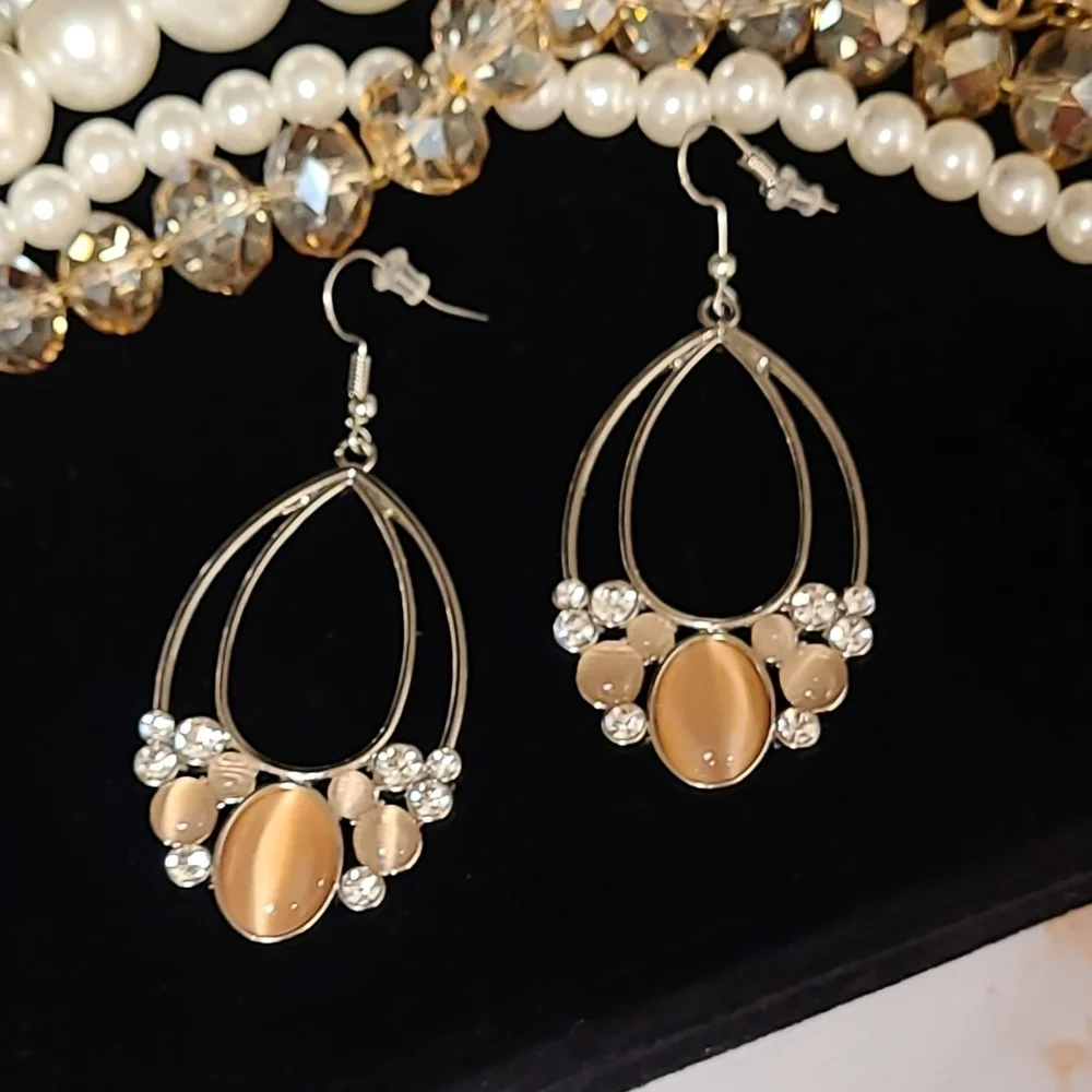 NWT Peach Crystal Oval Silver Drop Earrings